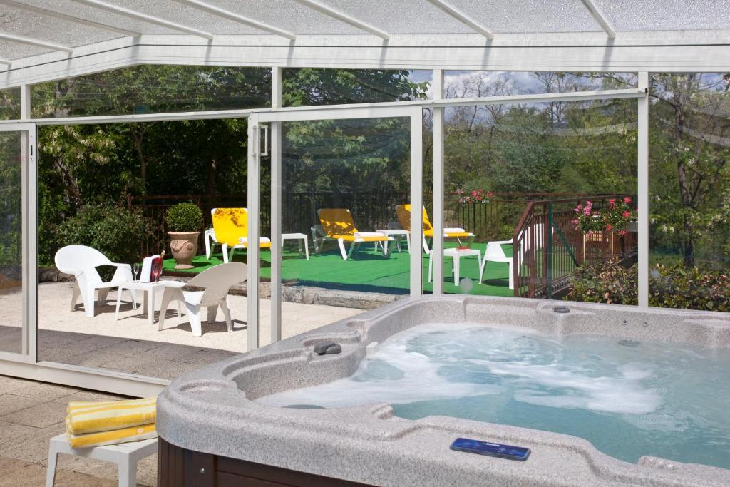 Logis Hotel Restaurant Les Cedres Joyeuse Dış mekan fotoğraf